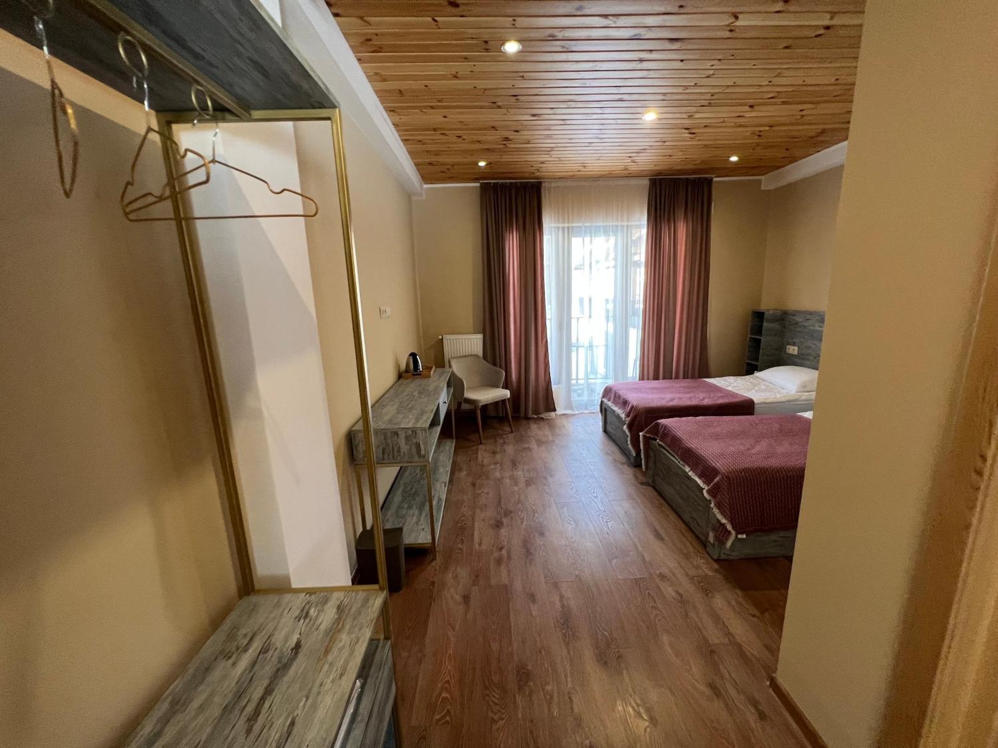 Anne'S Hotel In Mestia Bagian luar foto